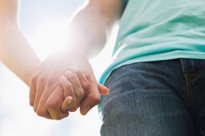 Couple-holding-hands